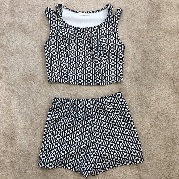 🎉Sale🎉Two piece shorts,crop top set ✨ Worn Once✨ - Picture 1 of 4